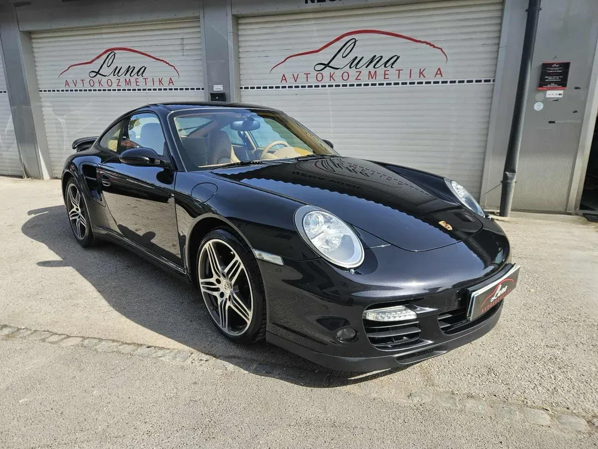 Črni Porsche 911 Turbo po ročni negi pred delavnico Avtokozmetike Luna