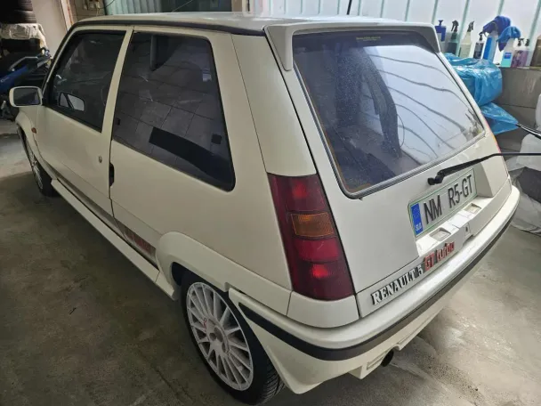 Vozilo po ročnem pranju in poliranju pri Avtokozmetiki Luna v Ljubljani